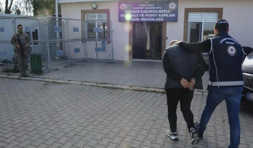 12 düzensiz göçmen ile 2 insan kaçakçısı yakalandı