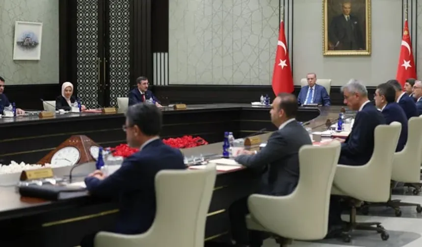 Cumhurbaşkanlığı Kabine toplantısı başladı! Bahçeli'nin sürprizi dikkat çekti
