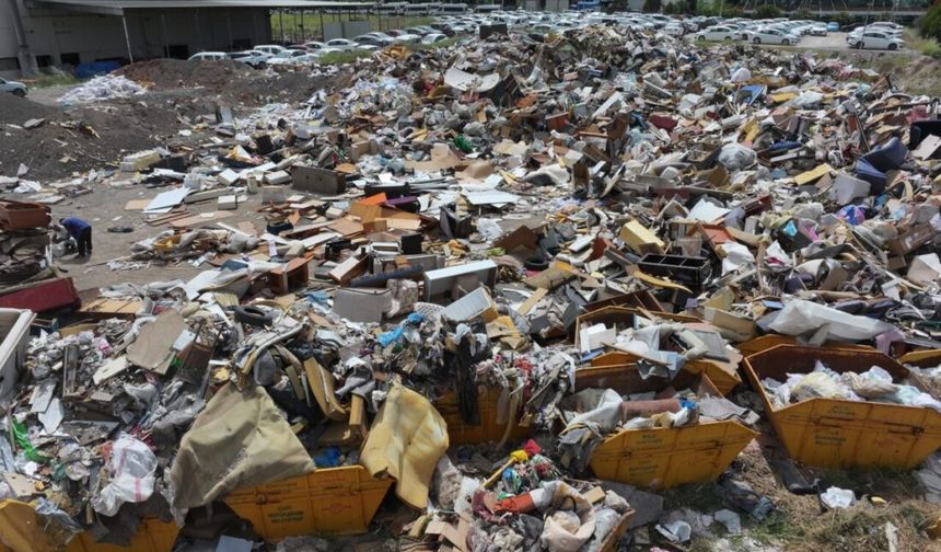 İzmir Gaziemir'de açık alanda çöp depolanmasına tepki