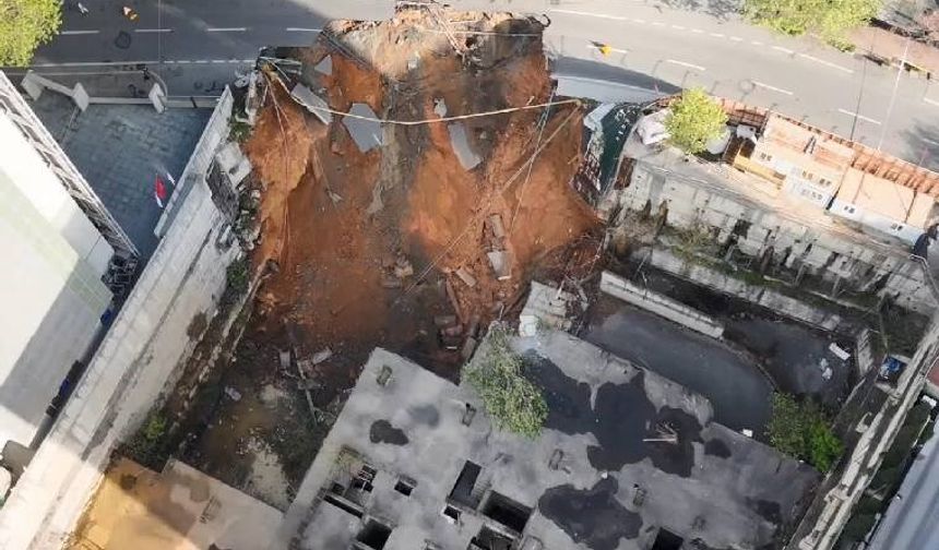 Yol çöktü: Cadde trafiğe kapatıldı