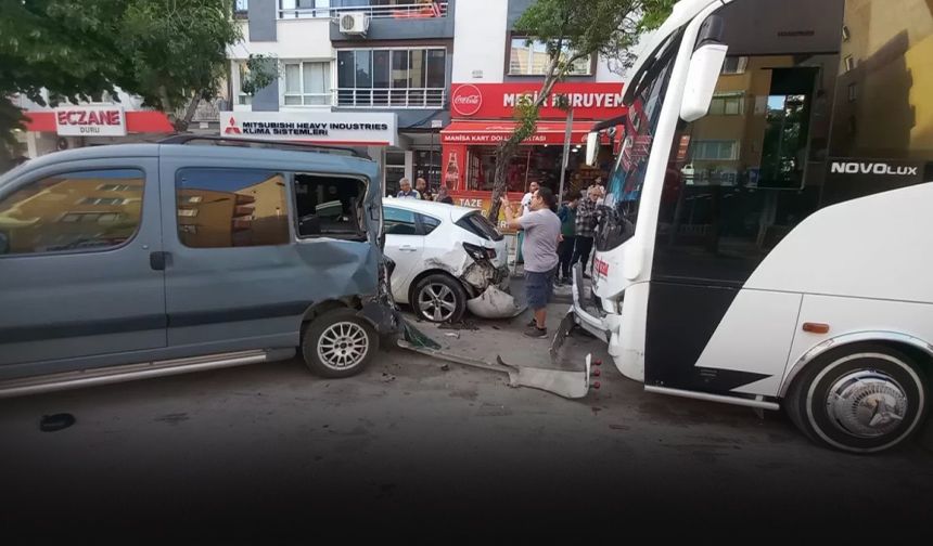 İşçi servisi park halindeki 10 aracı biçti! Kazada 1 kişi yaralandı