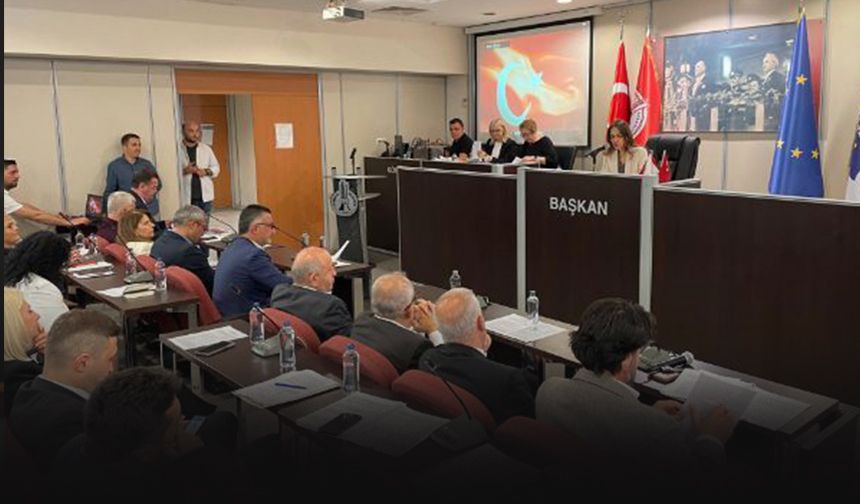 Karşıyaka Meclisi’nde gerginlik... Kürsüye yürüdü!