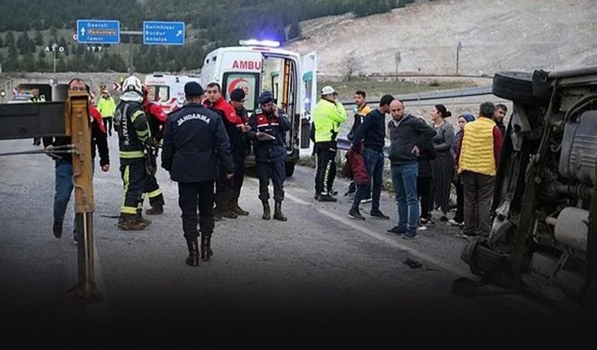 Servis minibüsü ile otomobil çarpıştı... Çok sayıda yaralı var!