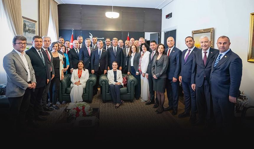 CHP İzmir'den Özel'e tam kadro destek... Sonuna kadar yanındayız!