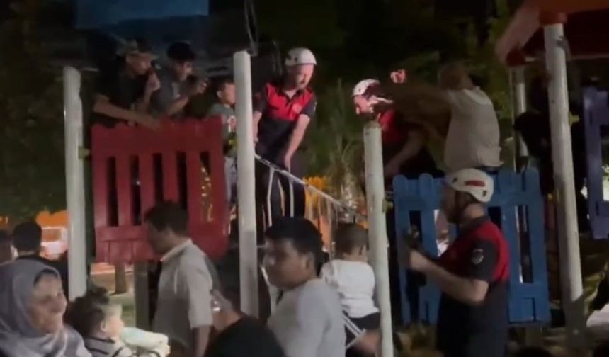 Bacağı sandalyede sıkışan çocuğu itfaiye kurtardı