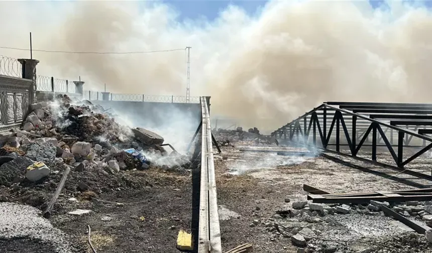 Kaynaktan çıkan kıvılcım samanlığı kül etti