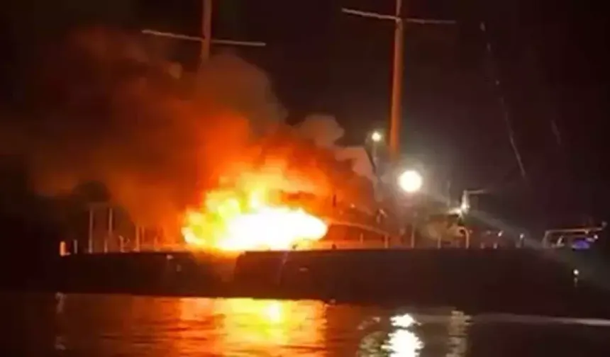 Marinada demirli gulet tekne, çıkan yangında battı