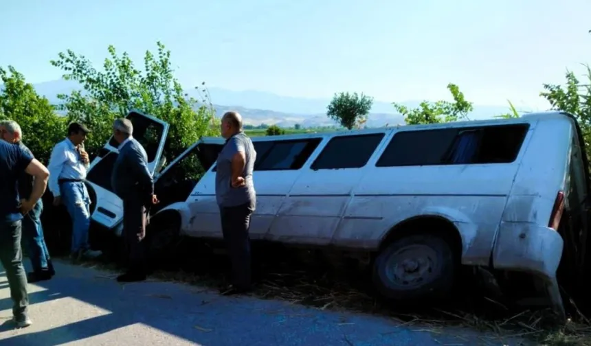 Denizli'de devrilen minibüsteki 2 kişi yaralandı