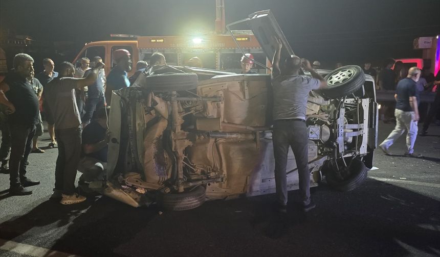 Panelvan ve otomobilin karıştığı kazada 3 kişi yaralandı