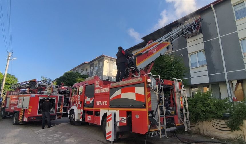Yangında mahsur kalan yaşlı kadını itfaiye kurtardı