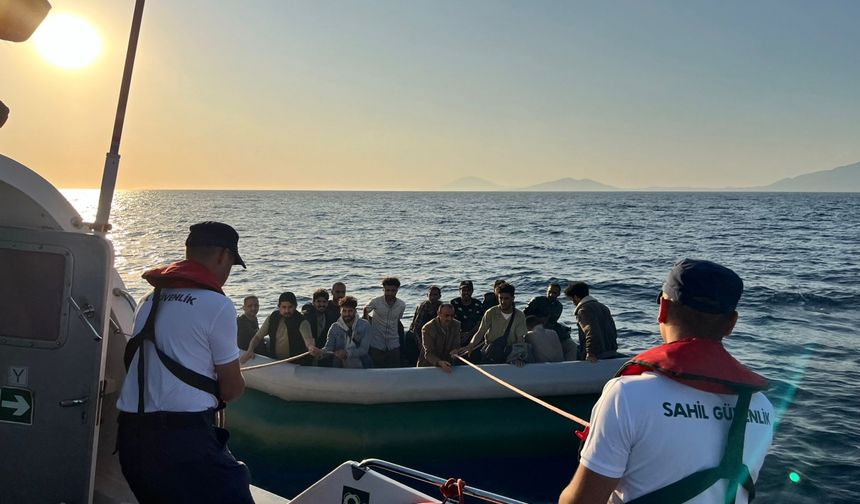 Muğla açıklarında sürüklenen bottaki 14 düzensiz göçmen kurtarıldı