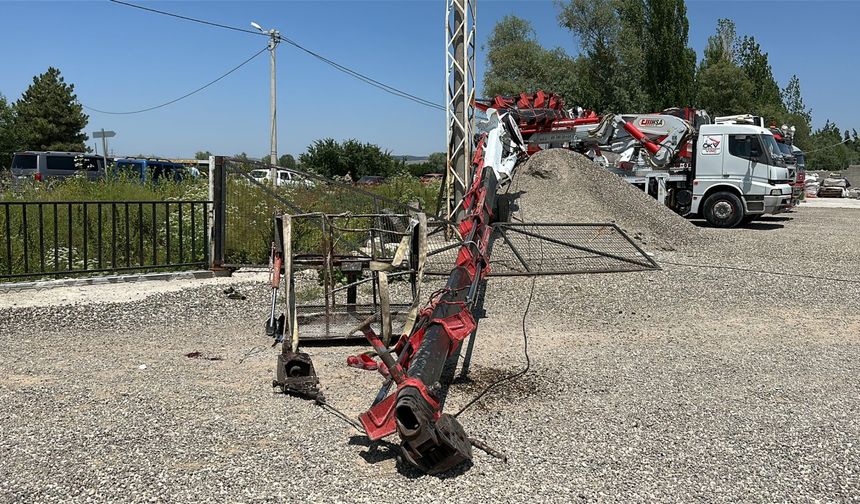 Bayrak asmak için çıktıkları vinç devrildi; 2 işçi yaralı