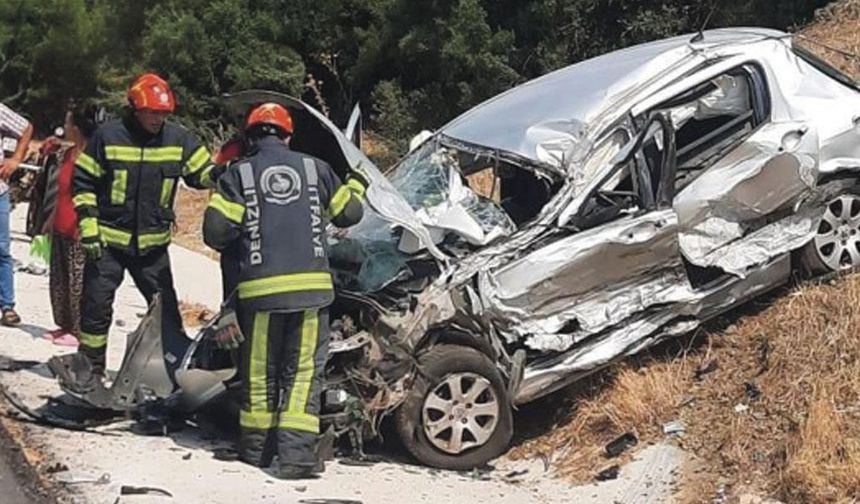 Denizli'de devrilen otomobildeki 3 kişi yaralandı