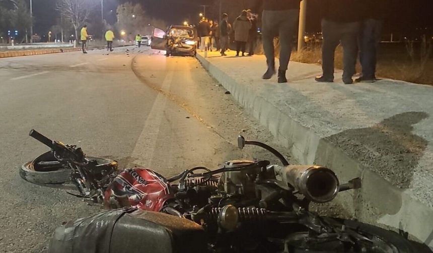 Afyonkarahisar'da refüje devrilen motosiklet sürücüsü yaralandı