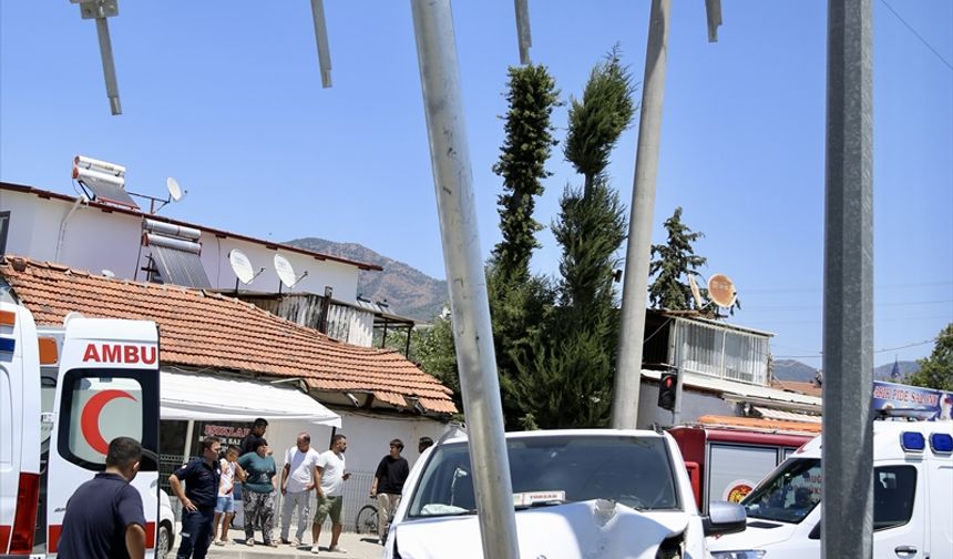 Muğla'da minibüs ile hafif ticari aracın çarpıştığı kazada 11 kişi yaralandı