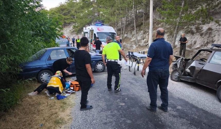 İki otomobil kafa kafaya çarpıştı: 5 kişi yaralandı!