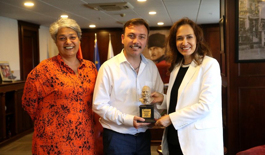 Karşıyaka Belediye Tiyatrosu’nda ödül gururu!