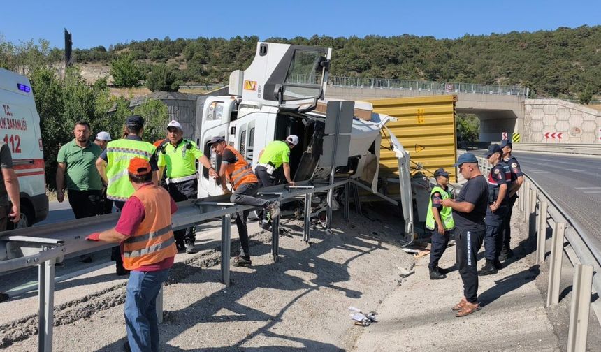 Virajı alamayan tır devrildi: Sürücü yaralandı!