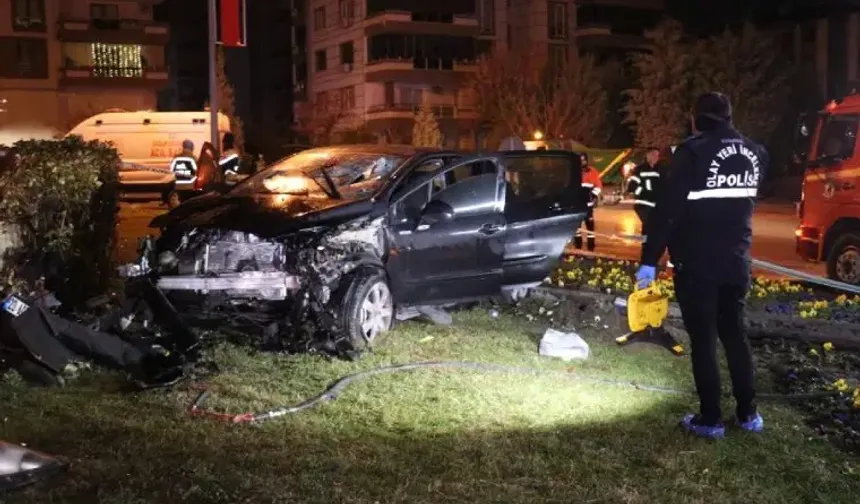 Denizli'de anıta çarpan otomobildeki 2 kişi yaralandı