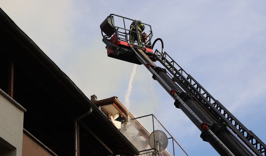 Apartmanda korkutan yangın... 2 kişi dumandan etkilendi