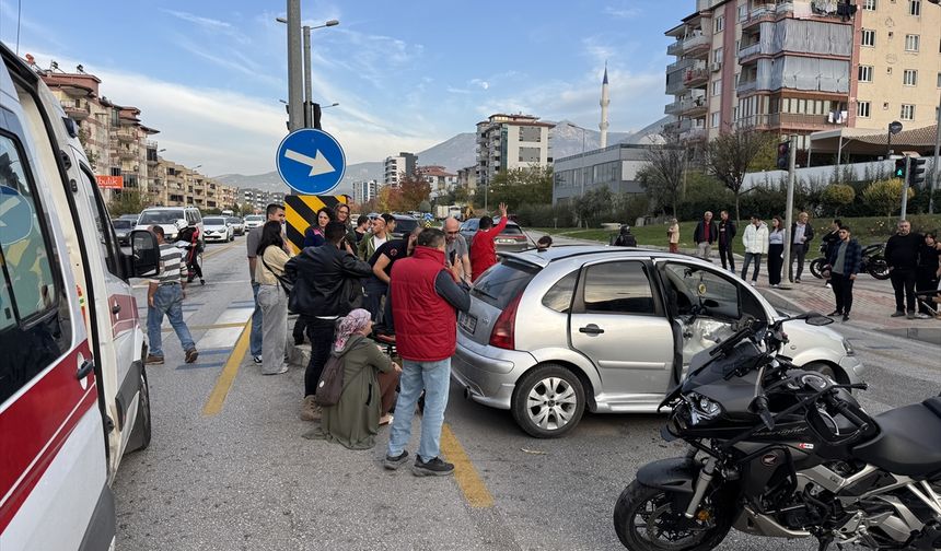 Denizli'de U dönüşü yapan otomobil ile motosiklet çarpıştı: 4 yaralı