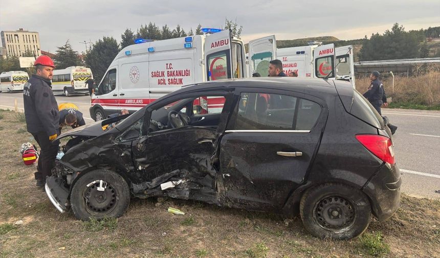 Uşak'ta iki otomobilin çarpıştığı kazada 1 kişi öldü