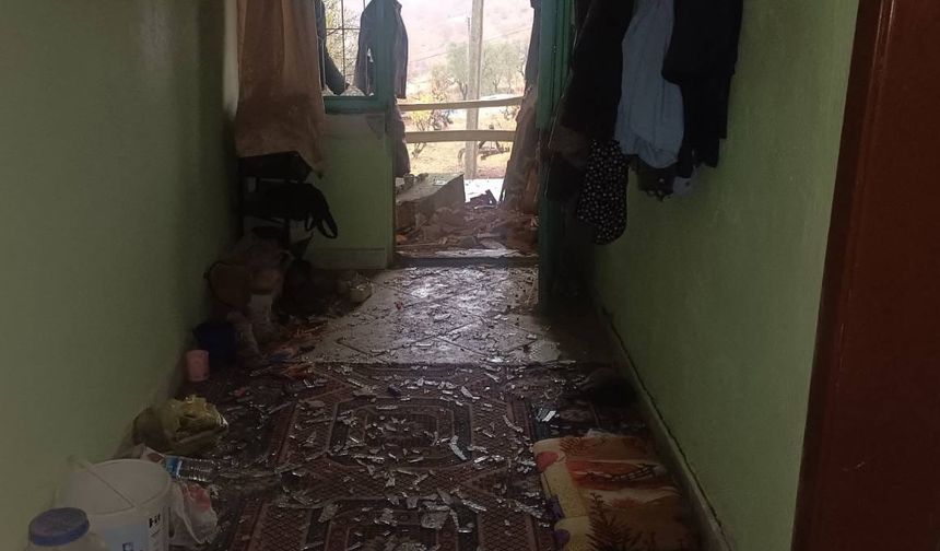 Uşak'ta yıldırım düşen evde hasar oluştu