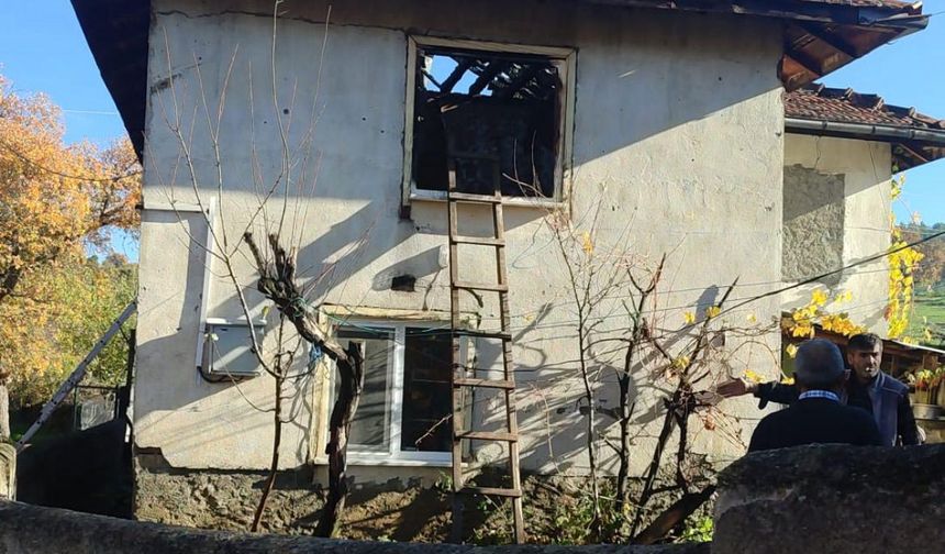 Ahşap evde çıkan yangını itfaiye söndürdü