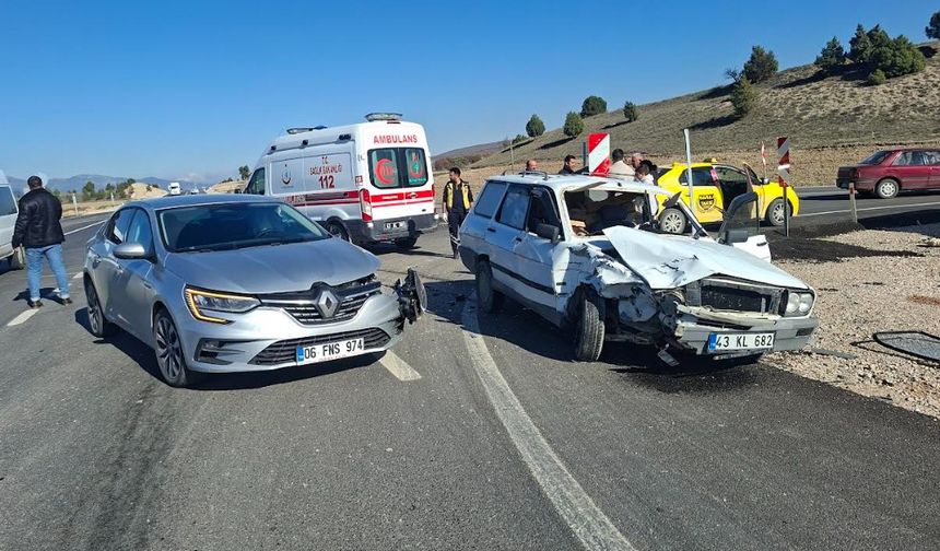 Kütahya'da iki otomobil çarpıştı; 1 yaralı