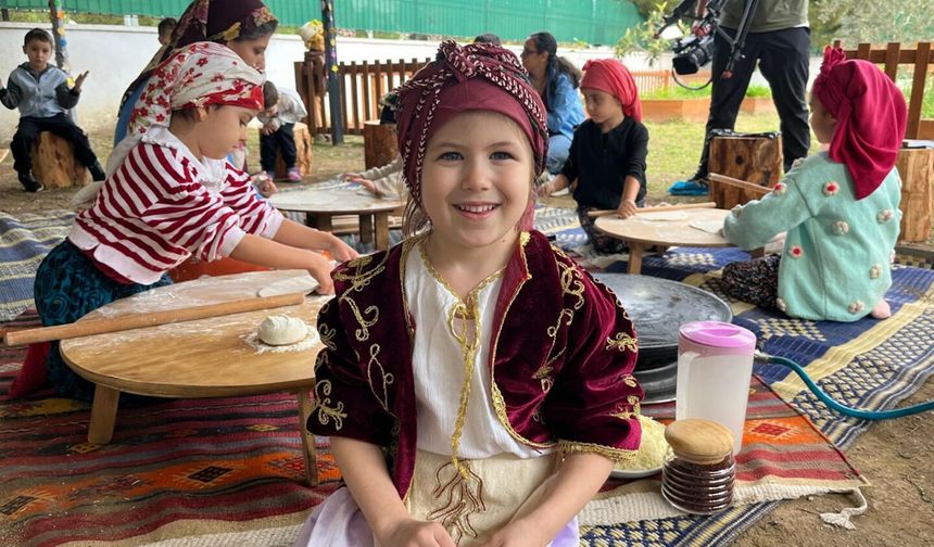 Minikler aileleriyle mutfağa girdi: Mantı hamuru açıp, turşu kurdu