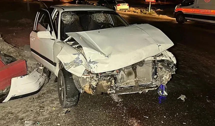 İki otomobilin çarpıştığı feci kazada 1'i bebek 10 kişi yaralandı