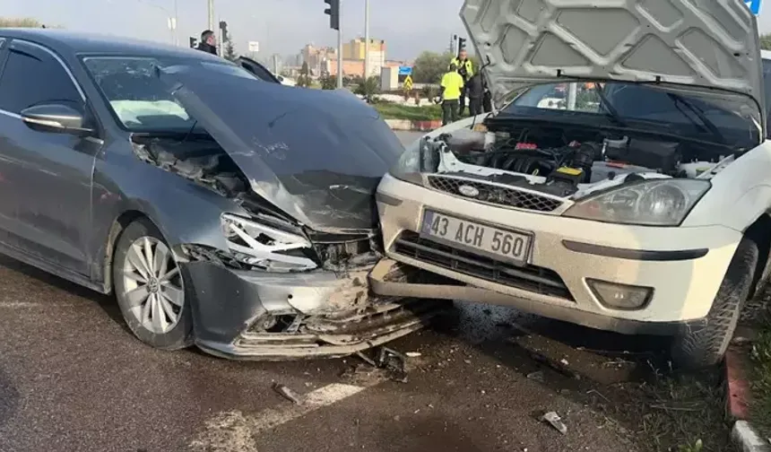 Kavşakta faciaya ramak kala: Kafa kafaya çarpıştılar!