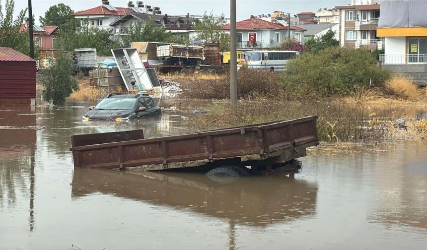 Muğla'da sağanak; cadde ve sokaklar göle döndü