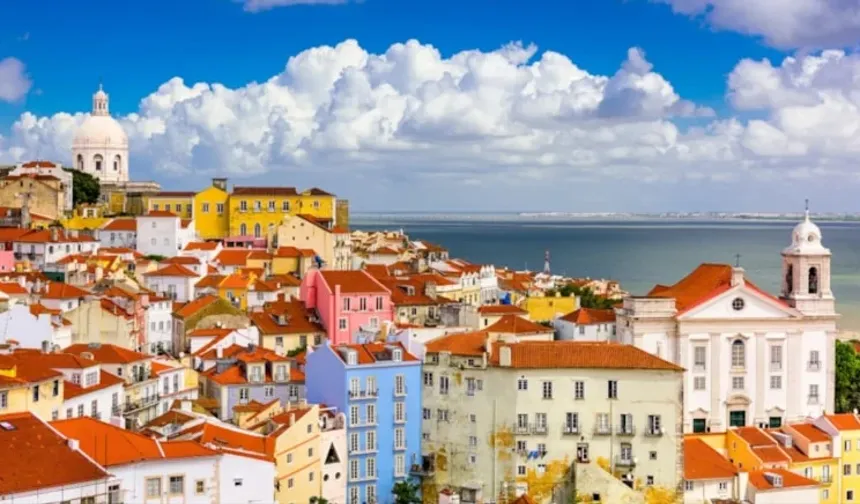 O ülkeden flaş karar: Aylık 43 bin TL geliri olan Türk vatandaşlarına oturum izni!