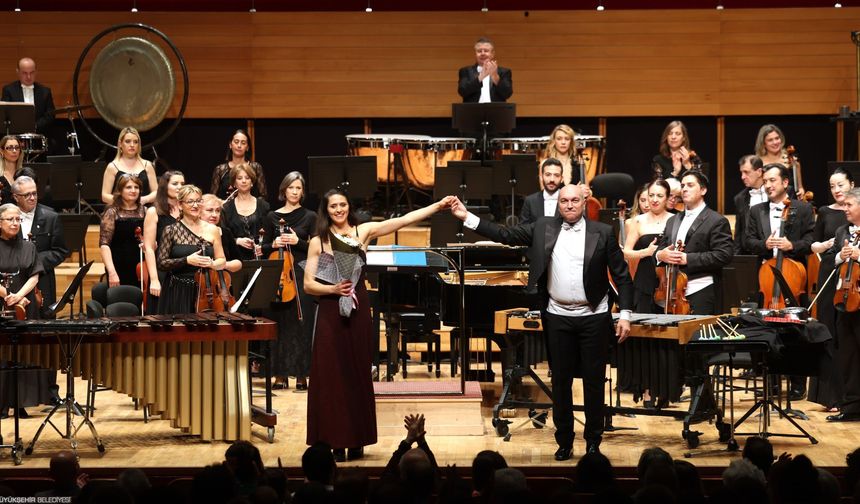 İzmir Devlet Senfoni Orkestrası’na tencere ve tava ile eşlik etti