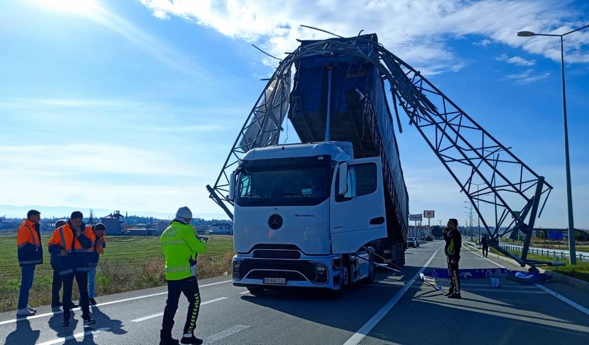 Açık unutulan tır dorsesi trafik levhasına çarptı: Trafik kilitlendi!