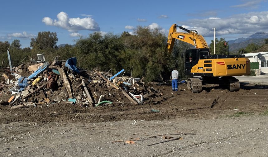 Fethiye sahilinde imara aykırı yapılar yıkılıyor
