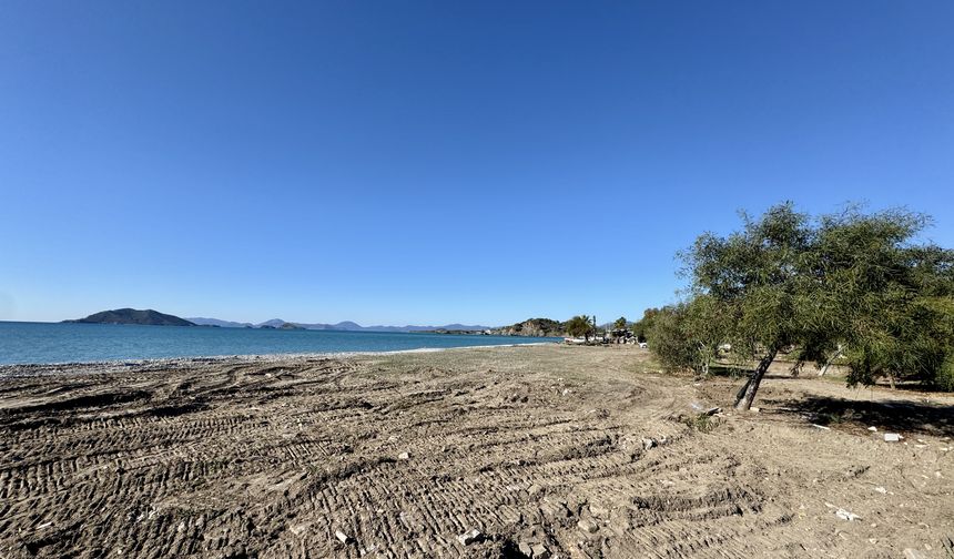 Fethiye sahilinde imara aykırı yapıların yıkımı sürüyor