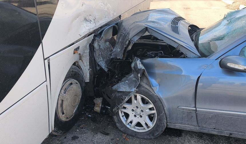 Kontrolden çıkan otomobil park halindeki işçi servisine çarptı: 2 yaralı!