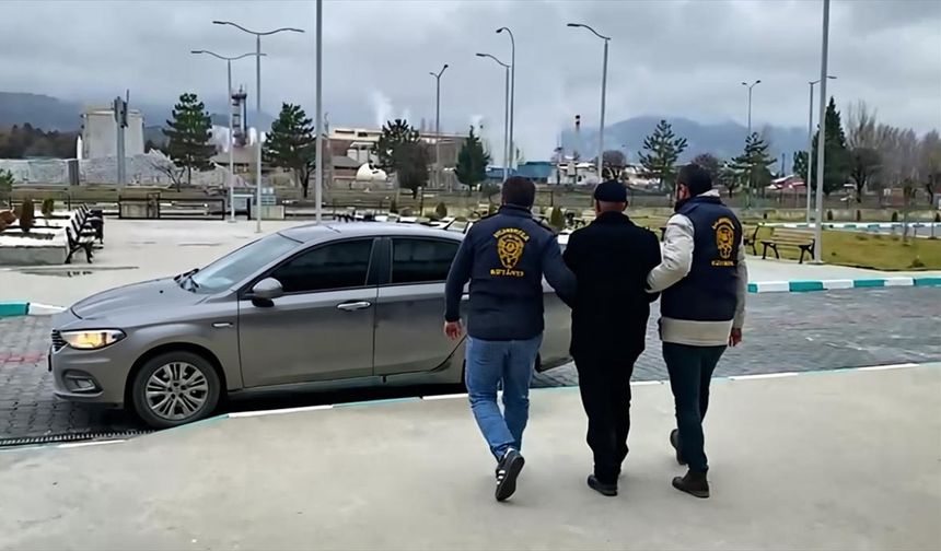 Umreye götürme vaadiyle dolandırdı: Parayı kumarda kaybetti!