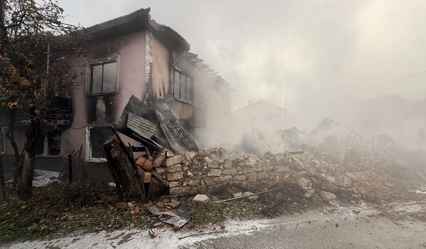 Kütahya'da 2 katlı evde yangın: Kullanılamaz hale geldi