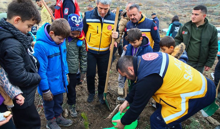 Uşak'ta sağlık çalışanları 500 fidan dikti