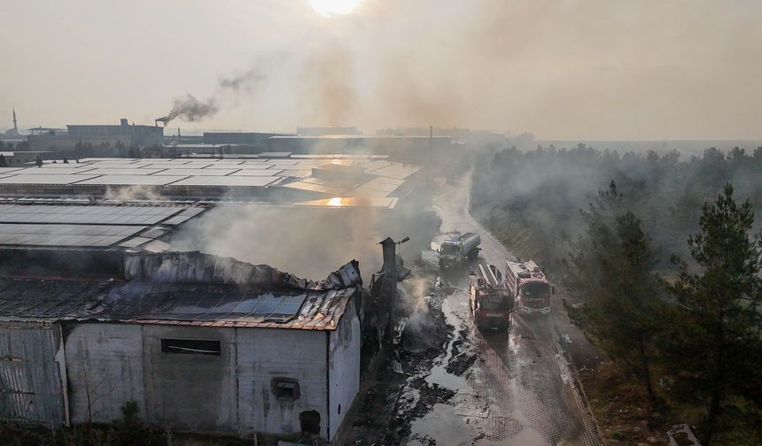 Tekstil fabrikasında korkutan yangın: Güneş panellerine sıçradı!