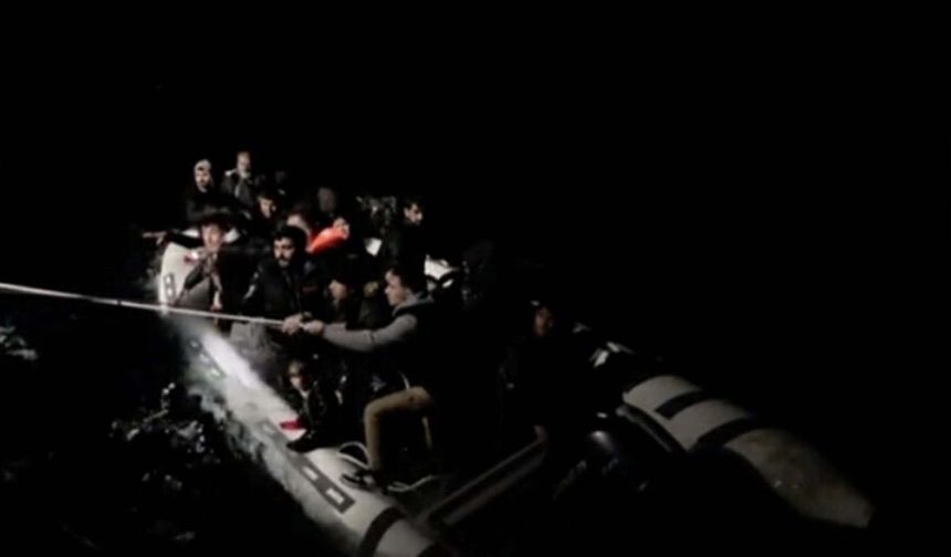 Muğla açıklarında can pazarı: Arızalanan lastik bottaki 29 kaçak göçmen kurtarıldı!