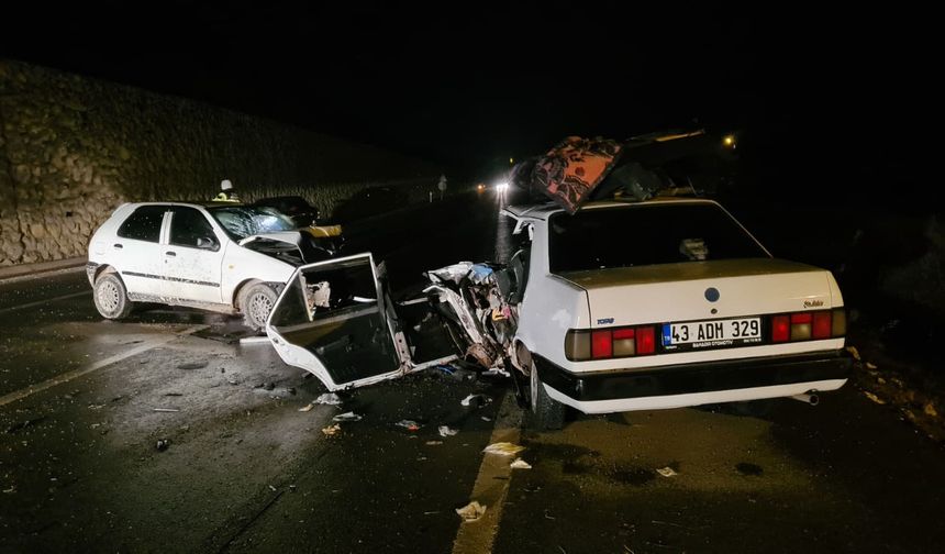 Kütahya'da iki otomobil kafa kafaya çarpıştı; 4 yaralı