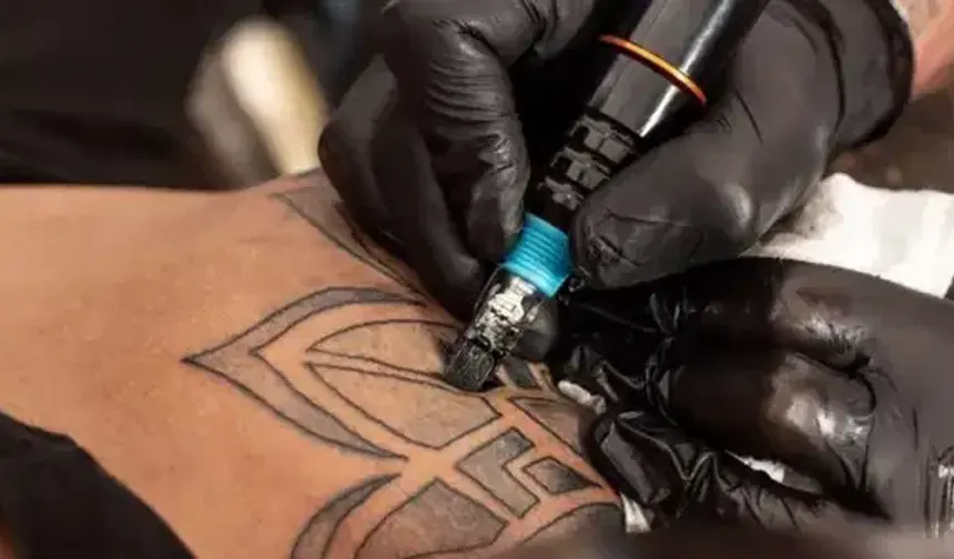 Kırmızı ve siyah dövmelerde büyük risk!