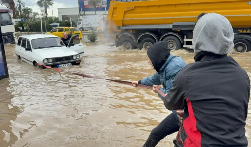 Bodrum'u sağanak vurdu: Sokaklar göle döndü, araçlar yolda kaldı!
