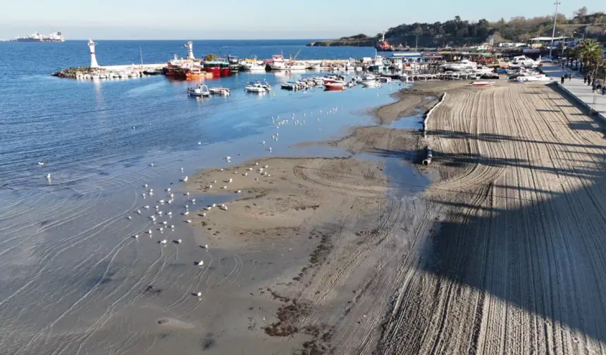 Deniz 20 metre çekildi... Kum adacıkları ortaya çıktı!