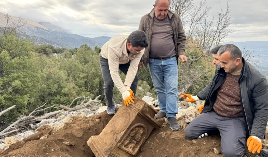 Keçi çobanının bulduğu insan figürlü mezar steli korumaya alındı