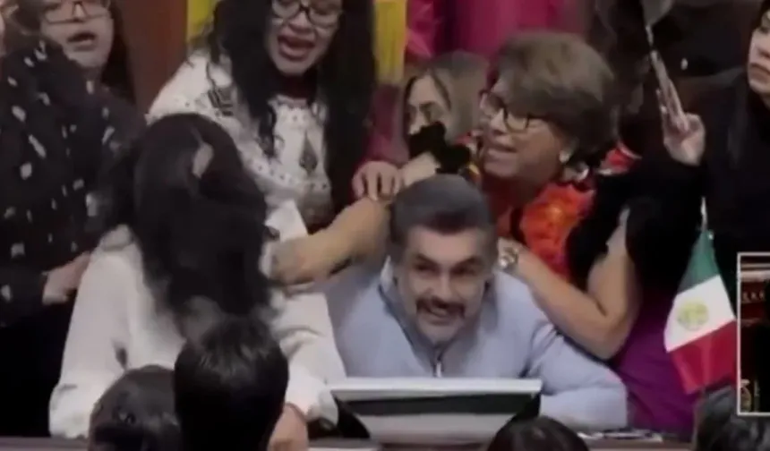 Meclis'te saç saça baş başa kavga: Arbede anı kamerada!